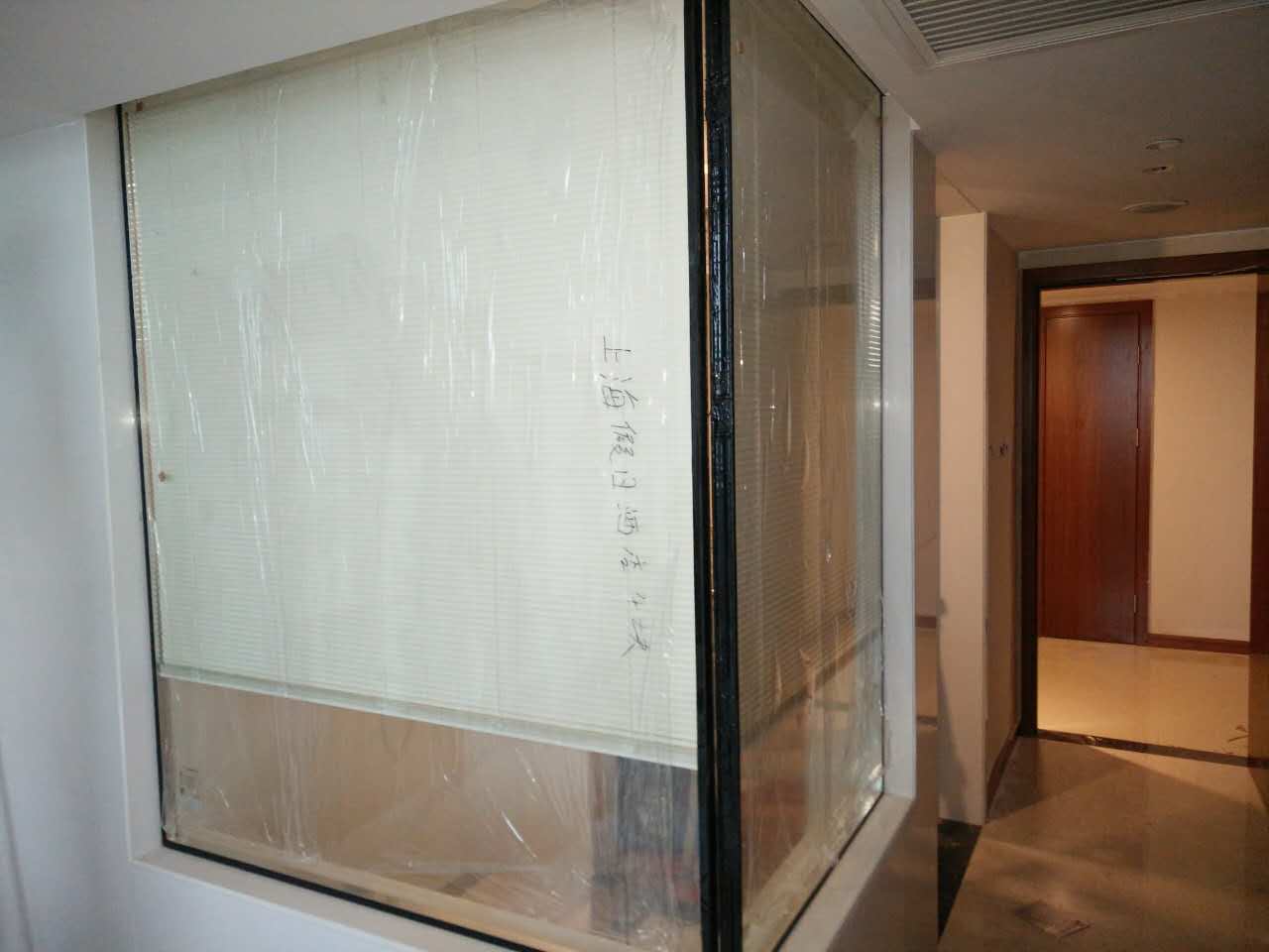 上海假日酒店中空27A内置电动百叶玻璃正在施工中