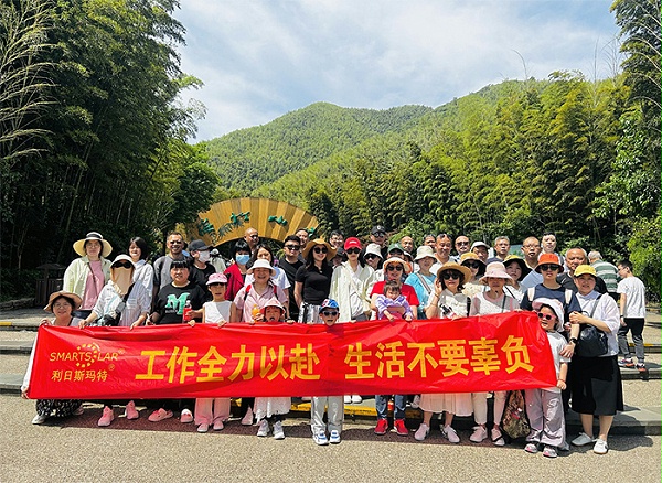 员工旅游合影